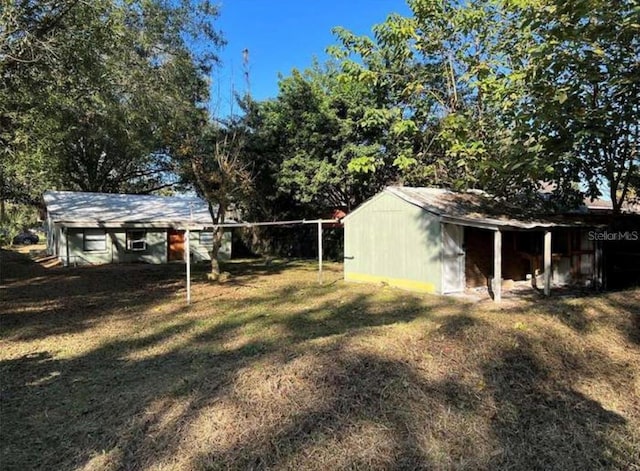 view of yard with an outdoor structure