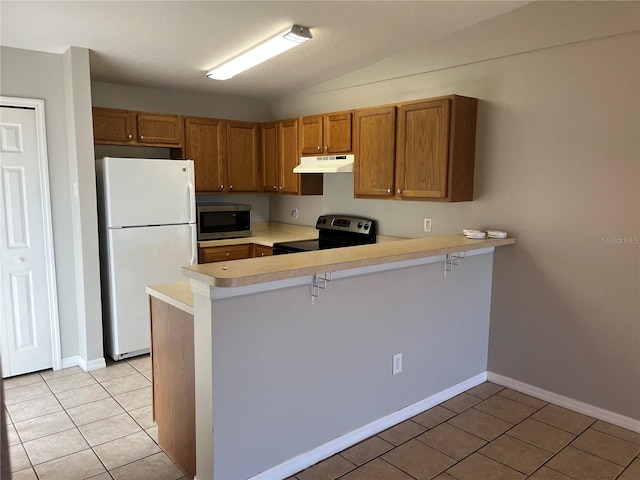 kitchen featuring kitchen peninsula, a kitchen breakfast bar, white refrigerator, black electric range, and lofted ceiling