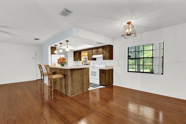 kitchen featuring white electric range oven, dark hardwood / wood-style flooring, a notable chandelier, kitchen peninsula, and a textured ceiling