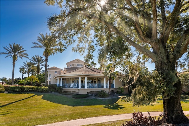 view of front of home featuring a front lawn