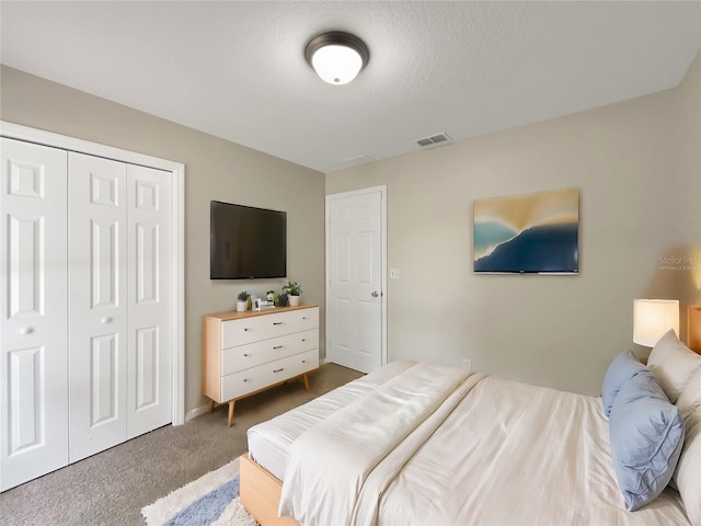 bedroom featuring carpet flooring and a closet