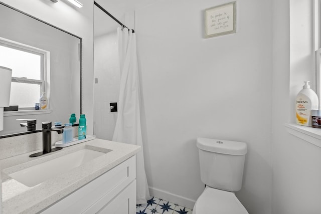 bathroom with a shower with shower curtain, vanity, and toilet