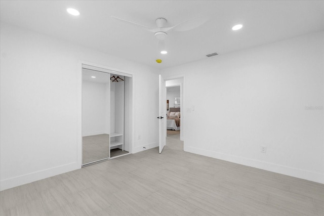 unfurnished bedroom featuring ceiling fan and a closet