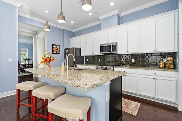 kitchen featuring a center island with sink, dark hardwood / wood-style flooring, and stainless steel appliances