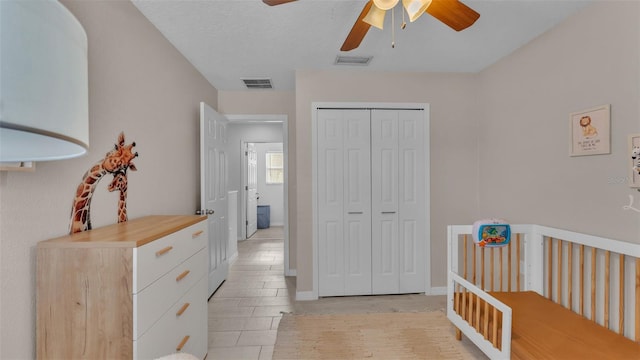 bedroom with ceiling fan, a textured ceiling, and a closet