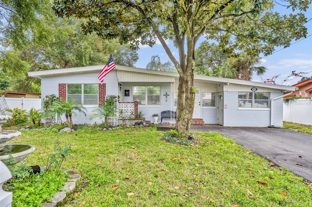 single story home featuring a front yard