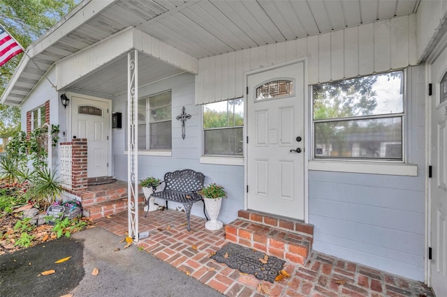 property entrance featuring a porch