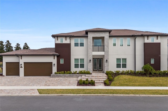 view of front of home featuring a front yard and a garage