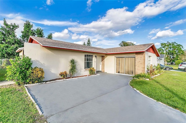 single story home featuring a front lawn