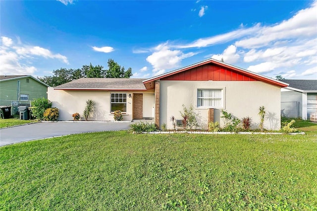 view of front of home featuring a front yard