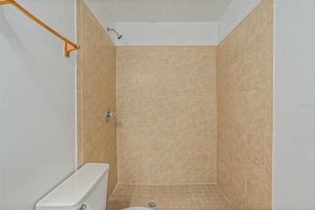 bathroom with toilet and tiled shower