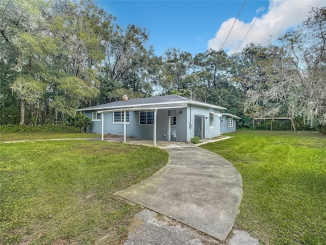 view of front of house featuring a carport and a front yard