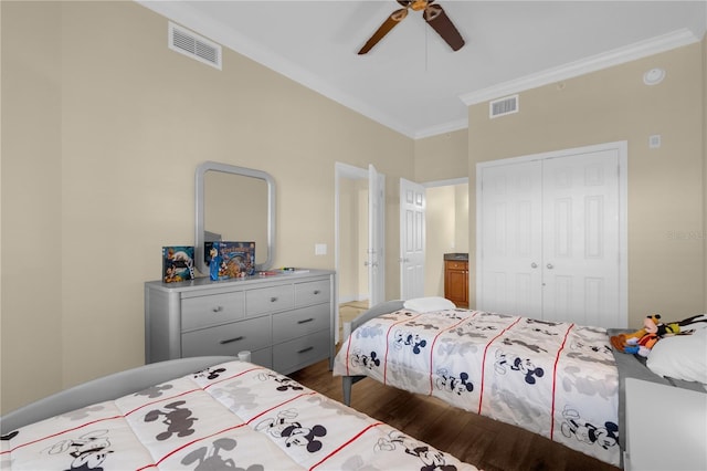 bedroom with ceiling fan, a closet, dark wood-type flooring, and ornamental molding