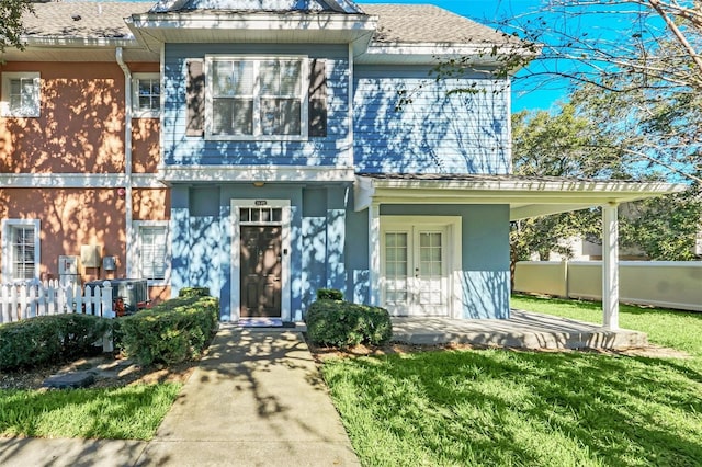 view of front of house with a front lawn