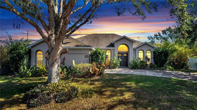 view of front of property featuring a lawn