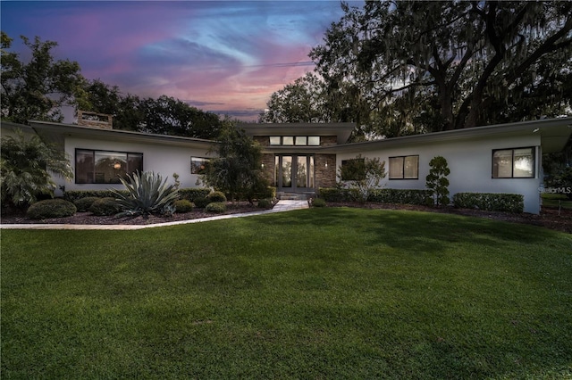 view of front of house featuring a yard