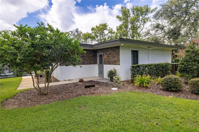 view of front of home featuring a front lawn