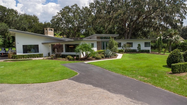 view of front of house featuring a front yard