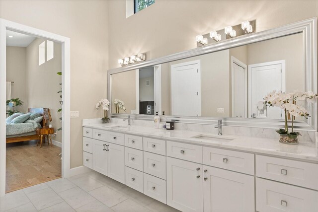 12550 Lakeshore Dr, Clermont, FL 34711 - ensuite bathroom featuring double vanity, plenty of natural light, and a high ceiling