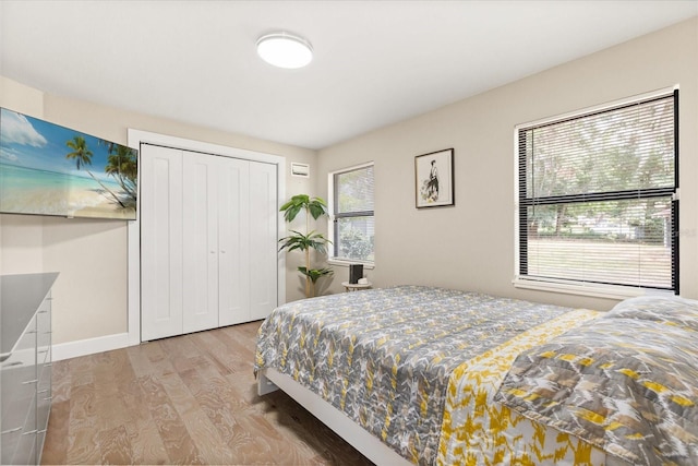 12550 Lakeshore Dr, Clermont, FL 34711 - bedroom featuring wood finished floors and a closet