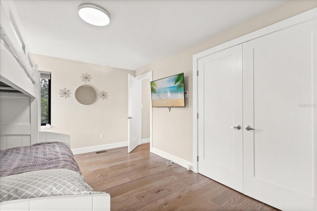 12550 Lakeshore Dr, Clermont, FL 34711 - bedroom with light wood finished floors and baseboards