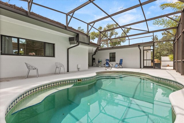 12550 Lakeshore Dr, Clermont, FL 34711 - swimming pool with a patio and a lanai