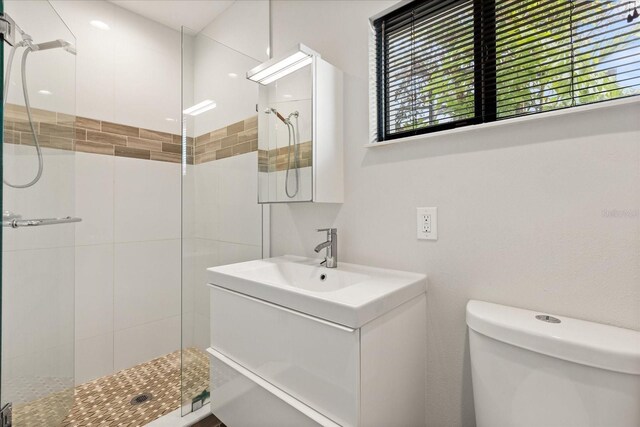 12550 Lakeshore Dr, Clermont, FL 34711 - bathroom featuring a stall shower and vanity
