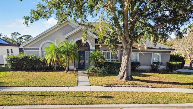 view of front facade featuring a front lawn