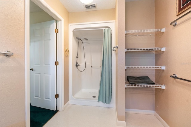 bathroom featuring a textured ceiling and a shower with shower curtain