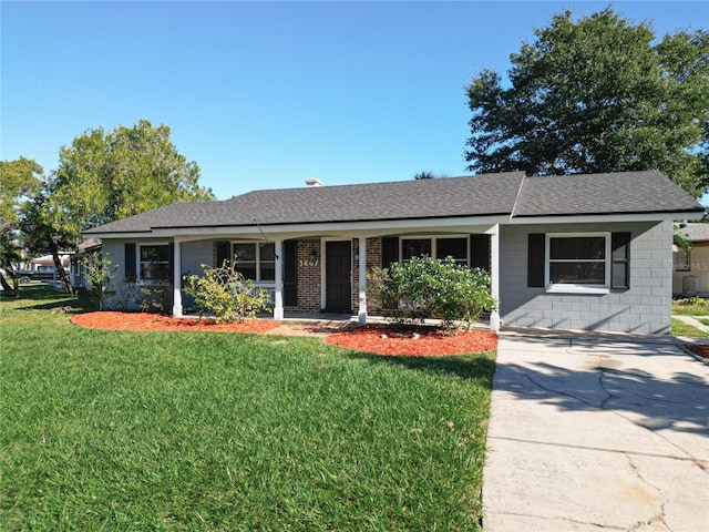 ranch-style house featuring a front yard