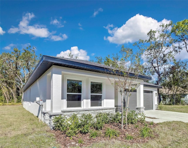 view of front facade featuring a front lawn and a garage