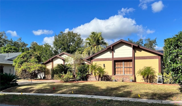 view of front of property featuring a front yard