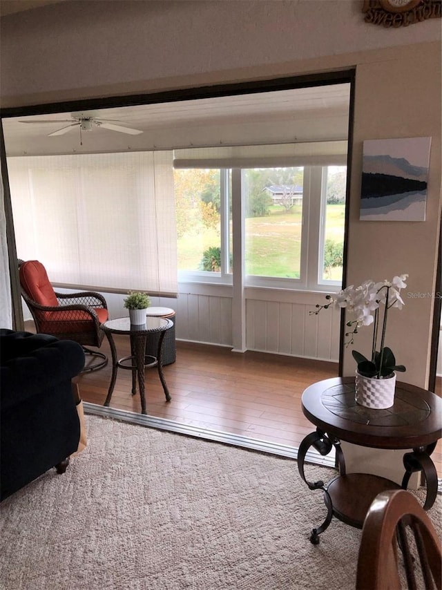 sunroom with ceiling fan