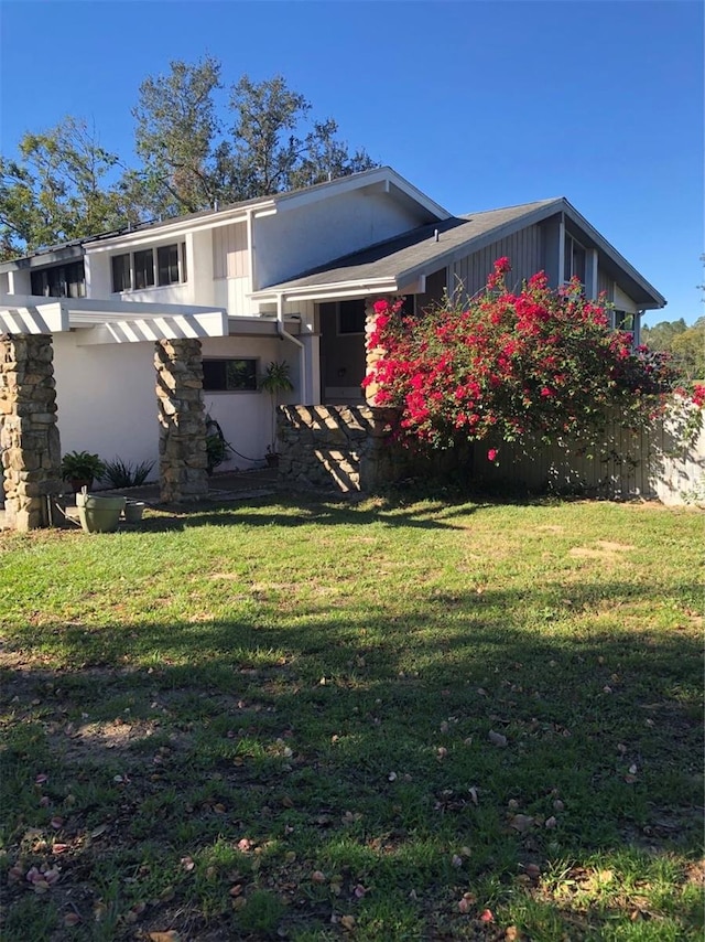 view of front of house featuring a front lawn