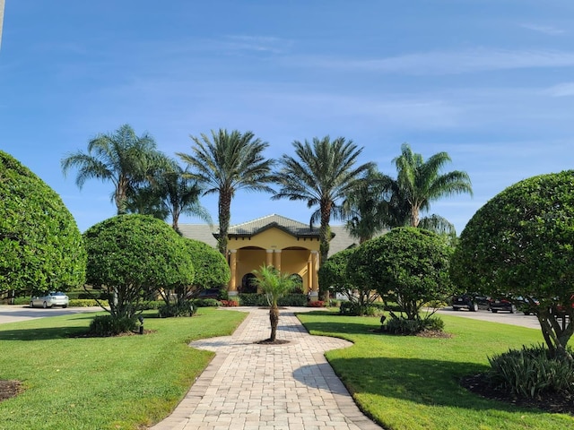 view of property's community featuring a yard