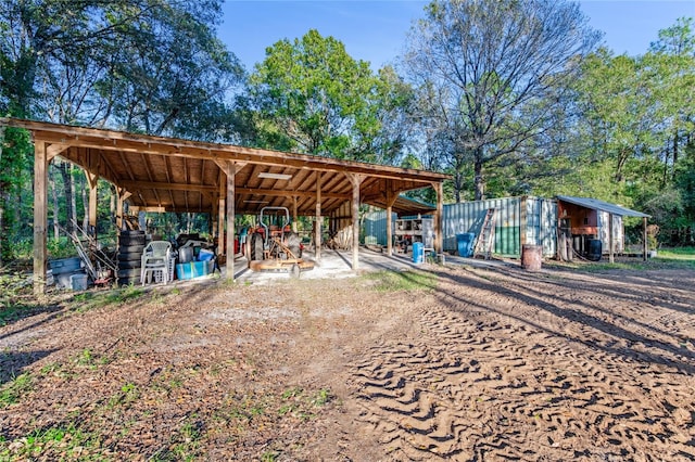 view of yard with an outdoor structure