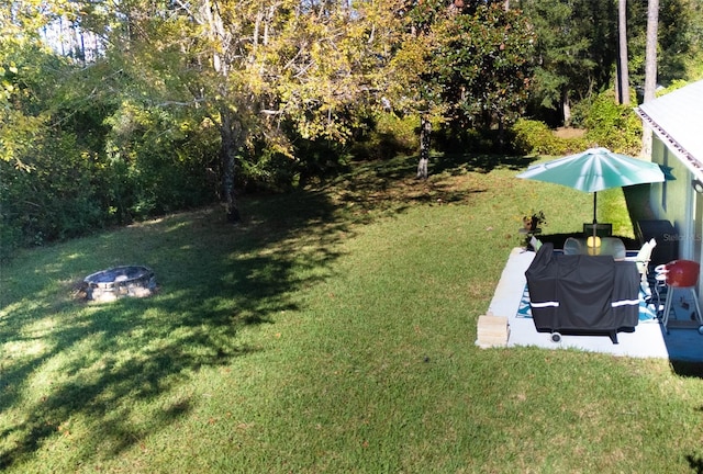 view of yard featuring an outdoor fire pit