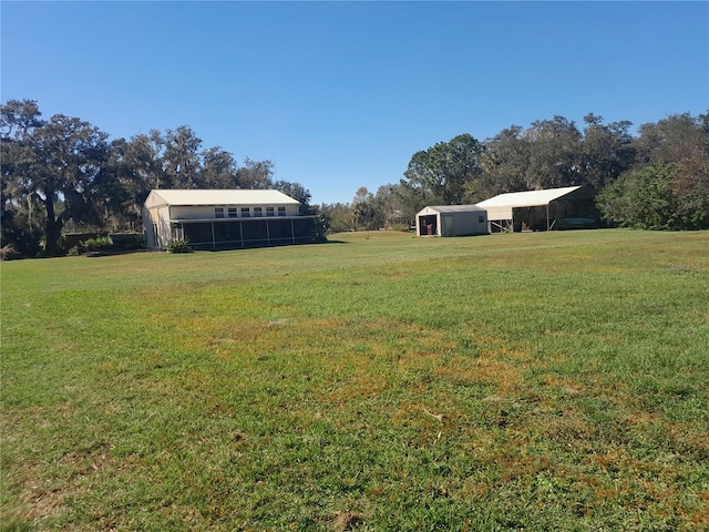 view of yard featuring an outdoor structure