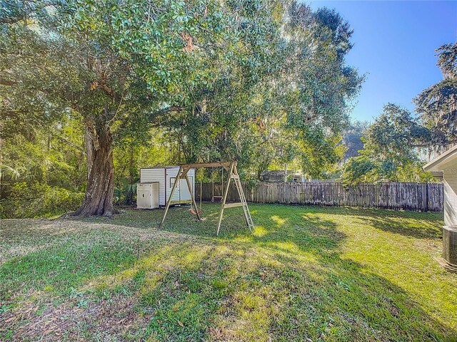 view of yard featuring a shed