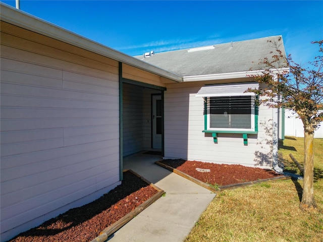 property entrance featuring a lawn