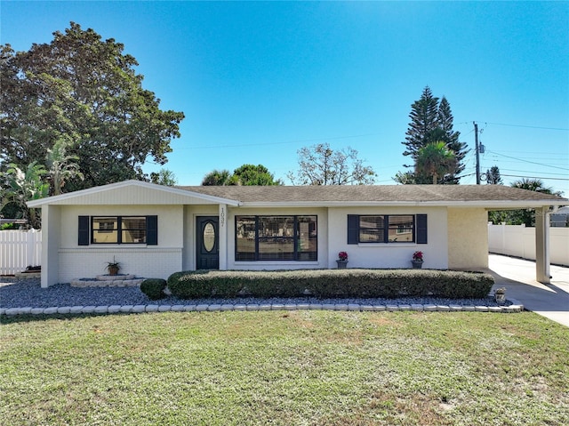 single story home featuring a front lawn