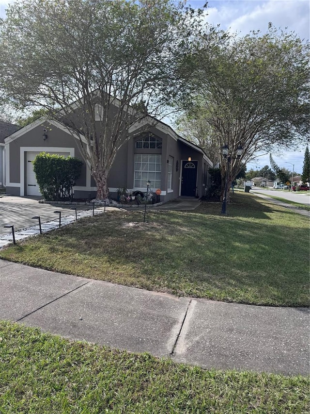 view of front facade featuring a garage and a front yard