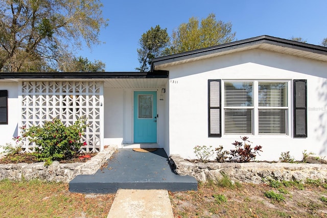 property entrance featuring stucco siding