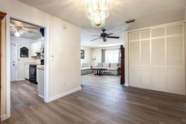 corridor with dark wood-style floors, a chandelier, visible vents, and baseboards