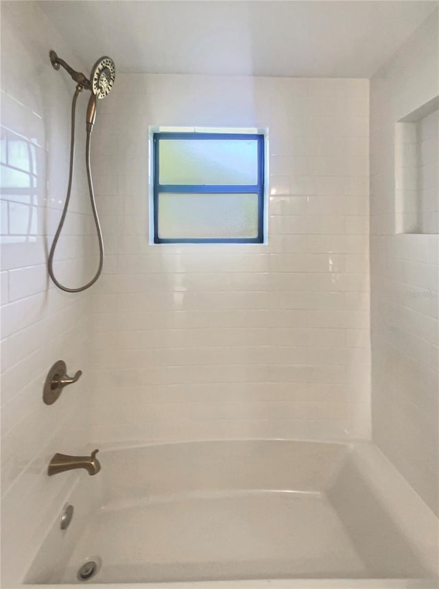 bathroom featuring tiled shower / bath