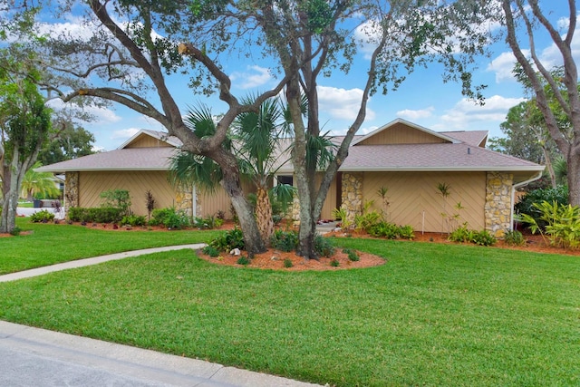 single story home featuring a front yard