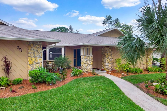 view of front of property featuring a front yard