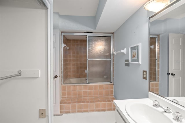 bathroom featuring vanity and tiled shower / bath combo