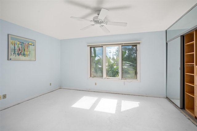 unfurnished bedroom featuring ceiling fan and a closet