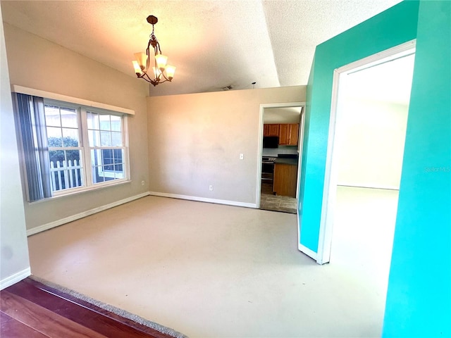 spare room featuring lofted ceiling, a textured ceiling, and an inviting chandelier